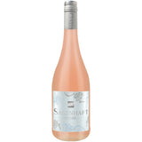 Eine Flasche „Weingärtner Cleebronn-Güglingen Sagenhaft Secco Rosé“, die sich durch ihren silbernen Verschluss und ihr weißes Etikett mit blauen Motiven auszeichnet, ist der perfekte fruchtige Aperitif, um jede Feier einzuläuten.