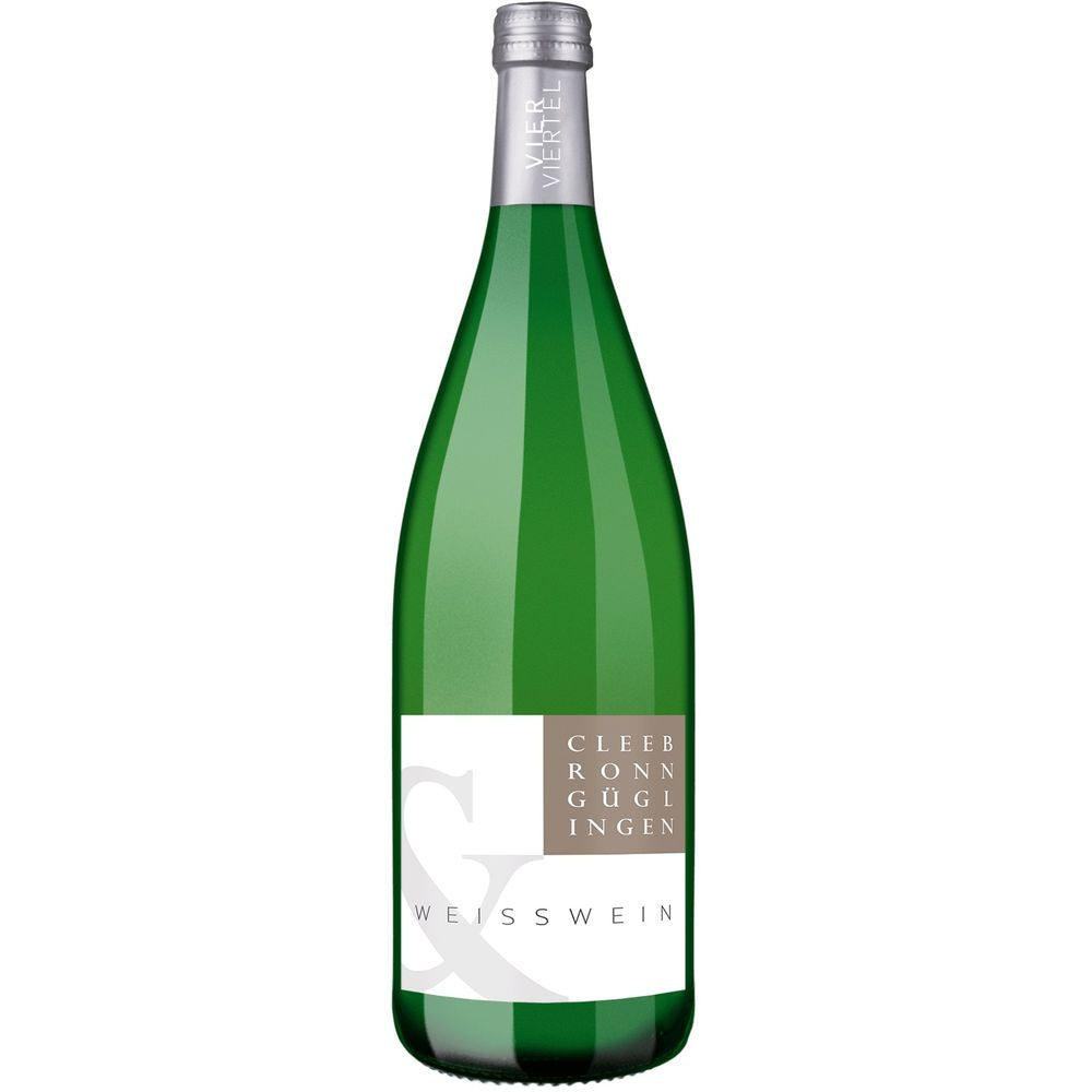 In einer grünen Flasche mit silbernem Verschluss und minimalistischem weiß-braunem Etikett präsentiert Weingärtner Cleebronn-Güglingen VierViertel Weißwein 12x1L (MEHRWEG) den feinen Geschmack des deutschen Weißweins.