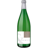 In einer grünen Flasche mit silbernem Verschluss und minimalistischem weiß-braunem Etikett präsentiert Weingärtner Cleebronn-Güglingen VierViertel Weißwein 12x1L (MEHRWEG) den feinen Geschmack des deutschen Weißweins.