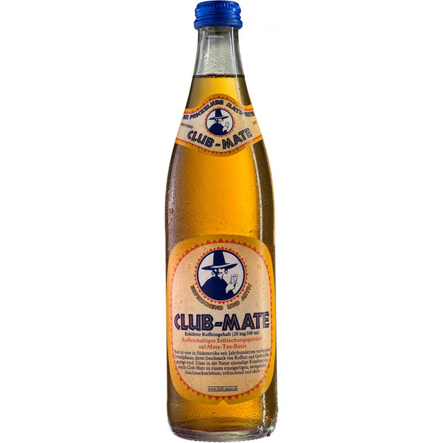 Eine 0,5-L-Glasflasche Club-Mate 20x (MEHRWEG) von Club-Mate mit gelbem Etikett, Kondenswasser und erhöhtem Koffeingehalt.