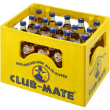 Gelbe Kiste mit Club-Mate 20x 0,5 Liter (MEHRWEG) Flaschen mit blauen Verschlüssen und Etiketten, die das Club-Mate-Logo und den deutschen Text zeigen und den hohen Koffeingehalt dieses Mate-Getränks hervorheben.
