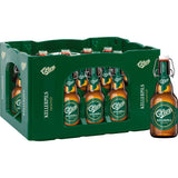 Ein grüner Kasten mit 20x 0,33 Liter (MEHRWEG) Flaschen von Cluss Kellerpils, mit einer Flasche im Vordergrund.