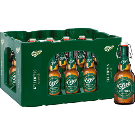 Ein grüner Kasten mit 20x 0,33 Liter (MEHRWEG) Flaschen von Cluss Kellerpils, mit einer Flasche im Vordergrund.