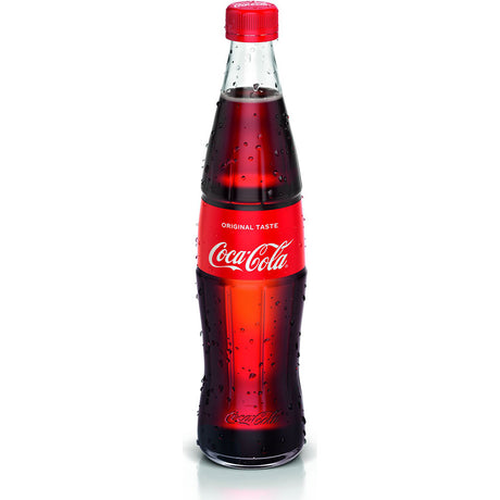 Coca-Cola Original Taste 20x0,5L (MEHRWEG) - Glasflasche mit rotem Deckel, von Kondenswasser bedeckt auf weißem Hintergrund; erfrischend im Geschmack und mit natürlichen Aromen.