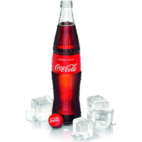 Eine gekühlte Coca-Cola Original Taste 0,5L Mehrwegflasche mit Kondensation, Eiswürfeln und rotem Deckel auf weißem Hintergrund - erfrischend nach klassischem Coca-Cola Geschmack.