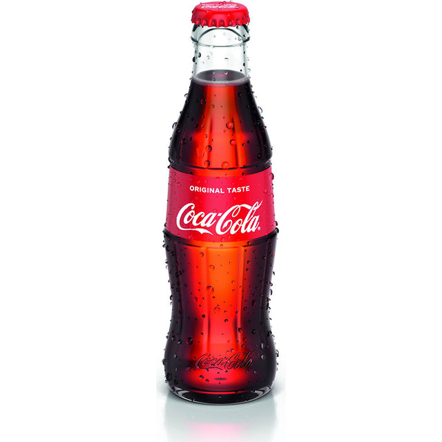 Eine klassische Coca-Cola Original Taste 0,2L Glasflasche (MEHRWEG) aus dem 24er-Pack, mit Kondenstropfen und dem kultigen roten Etikett.