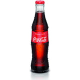Eine klassische Glasflasche von Coca-Cola Original Taste 24x 0,33 Liter (MEHRWEG) von Coca-Cola mit Kondensationstropfen auf weißem Hintergrund, die den charakteristischen Geschmack dieses beliebten Erfrischungsgetränks zeigen.