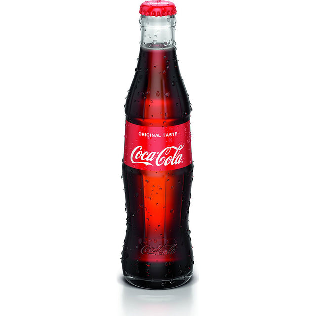 Eine klassische Glasflasche von Coca-Cola Original Taste 24x 0,33 Liter (MEHRWEG) von Coca-Cola mit Kondensationstropfen auf weißem Hintergrund, die den charakteristischen Geschmack dieses beliebten Erfrischungsgetränks zeigen.