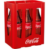 Sechs Flaschen Coca-Cola Original Geschmack 6x1L (MEHRWEG) im roten Kasten mit weißem Coca-Cola Logo - das klassische Erfrischungsgetränk der Marke Coca-Cola.