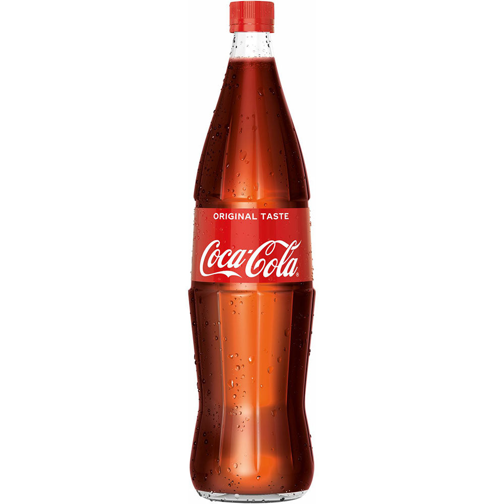Eine 1-Liter-Flasche Coca-Cola Original Geschmack MEHRWEG aus einem 6er-Pack, mit dem klassischen roten Etikett und Verschluss, mit Kondenstropfen.