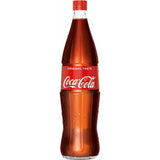 Eine 1-Liter-Flasche Coca-Cola Original Geschmack MEHRWEG aus einem 6er-Pack, mit dem klassischen roten Etikett und Verschluss, mit Kondenstropfen.