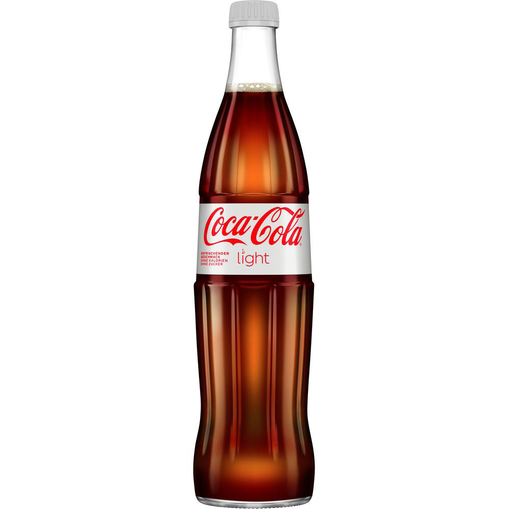 Eine 0,5 l Coca-Cola Light Mehrweg-Glasflasche von Coca-Cola mit silbernem Verschluss und weißem Etikett ist vor einem schlichten weißen Hintergrund abgebildet.