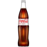 Eine 0,5 l Coca-Cola Light Mehrweg-Glasflasche von Coca-Cola mit silbernem Verschluss und weißem Etikett ist vor einem schlichten weißen Hintergrund abgebildet.