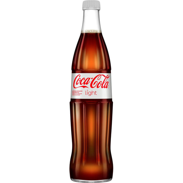 Eine 0,5 l Coca-Cola Light Mehrweg-Glasflasche von Coca-Cola mit silbernem Verschluss und weißem Etikett ist vor einem schlichten weißen Hintergrund abgebildet.