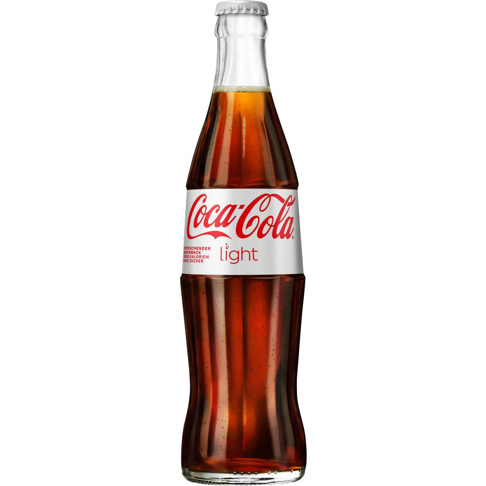 Eine Coca-Cola Light 0,33L Mehrwegflasche aus Glas steht vor weißem Hintergrund und präsentiert den klassischen Geschmack von Coca Cola Light - ganz ohne Zucker.