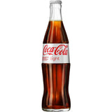 Eine Coca-Cola Light 0,33L Mehrwegflasche aus Glas steht vor weißem Hintergrund und präsentiert den klassischen Geschmack von Coca Cola Light - ganz ohne Zucker.