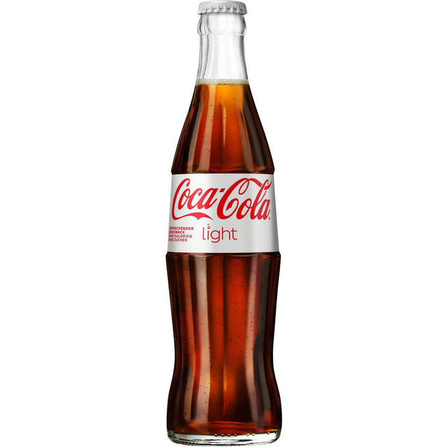 Eine Coca-Cola Light 0,33L Mehrwegflasche aus Glas steht vor weißem Hintergrund und präsentiert den klassischen Geschmack von Coca Cola Light - ganz ohne Zucker.