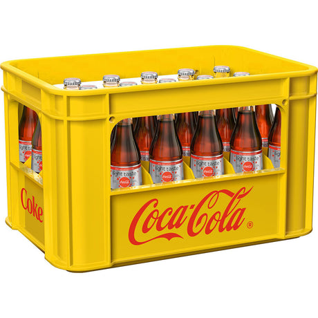 Eine gelbe Coca-Cola-Kiste enthält 24 wiederverwendbare 0,33-Liter-Flaschen von Coca-Cola Light, dem zuckerfreien Erfrischungsgetränk.