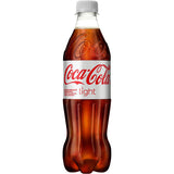 Eine Coca-Cola Light EW PET 0,5L Einwegflasche von Coca-Cola mit weißem und rotem Etikett und weißem Verschluss auf weißem Hintergrund, die einen einzigartig erfrischenden Geschmack bietet. Wird in einer Packung mit 12 Flaschen geliefert.