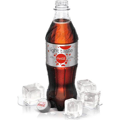 Eine gekühlte Coca-Cola Light PET 0,5L-Flasche aus dem 12er-Pack (EINWEG) steht zwischen Eiswürfeln auf weißem Hintergrund und unterstreicht den erfrischenden, zuckerfreien Geschmack.