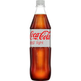 Eine Coca-Cola Light PET 12x1 Liter (MEHRWEG) Flasche von Coca-Cola mit silbernem Etikett und rotem Logo hebt sich von einem weißen Hintergrund ab.