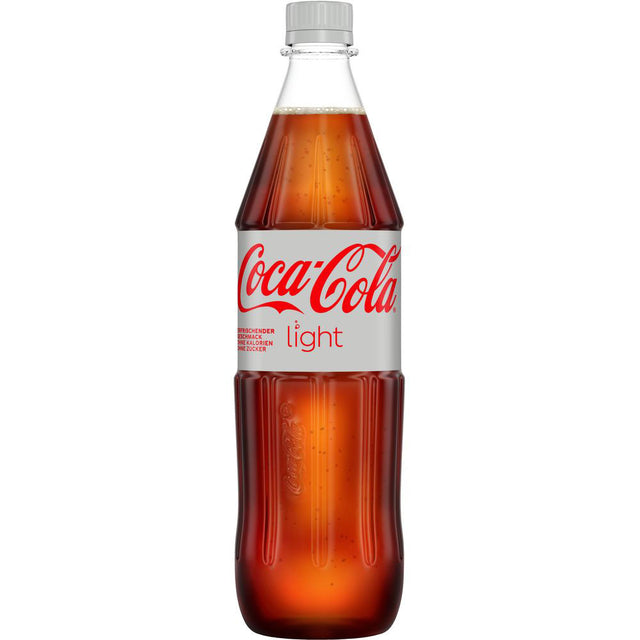 Eine Coca-Cola Light PET 12x1 Liter (MEHRWEG) Flasche von Coca-Cola mit silbernem Etikett und rotem Logo hebt sich von einem weißen Hintergrund ab.