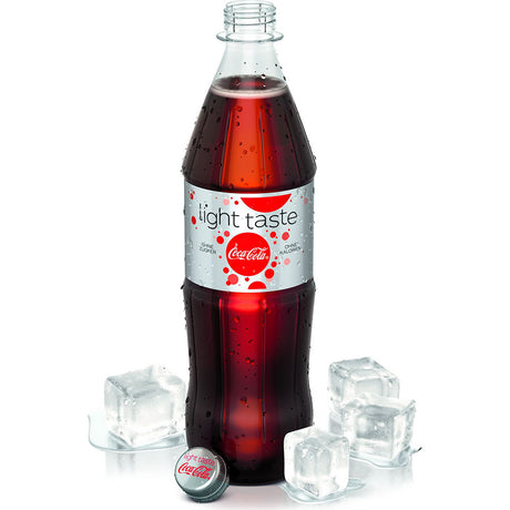 Eine Coca-Cola Light PET 1L MEHRWEG-Flasche mit abgenommenem Deckel und Eiswürfeln um sie herum auf weißem Hintergrund.