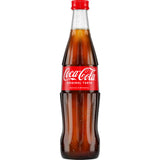 Eine Kiste mit 20 Coca-Cola Original Taste 0,4 Liter Glasflaschen (MEHRWEG), jede mit rotem Etikett und charakteristischem Kondenswasser, unterstreicht den klassischen Coca-Cola-Geschmack.