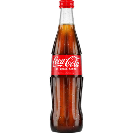 Eine Kiste mit 20 Coca-Cola Original Taste 0,4 Liter Glasflaschen (MEHRWEG), jede mit rotem Etikett und charakteristischem Kondenswasser, unterstreicht den klassischen Coca-Cola-Geschmack.