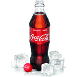 Eine Coca-Cola Original Geschmack PET 0,5L Flasche (Einweg) aus dem 12er-Pack, mit rotem Deckel, umgeben von Eiswürfeln auf weißem Hintergrund - erfrischend und typisch für den Geschmack von Coca-Cola.