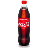 Die 1-Liter-PET-Flasche Coca-Cola Original Taste (MEHRWEG) von Coca-Cola mit rotem Etikett und Verschluss mit Kondenswassertropfen, hergestellt mit natürlichen Aromen für einen erfrischenden Geschmack.