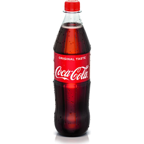 Die 1-Liter-PET-Flasche Coca-Cola Original Taste (MEHRWEG) von Coca-Cola mit rotem Etikett und Verschluss mit Kondenswassertropfen, hergestellt mit natürlichen Aromen für einen erfrischenden Geschmack.