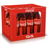 Eine rote Kiste enthält zwölf 1-Liter-PET-Flaschen Coca-Cola Original Geschmack (MEHRWEG) mit der Aufschrift 12 x 1L.