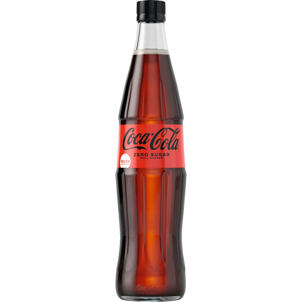 Eine Mehrwegflasche Coca-Cola Zero Sugar (20 x 0,5L), das beliebte zuckerfreie Erfrischungsgetränk der Marke Coca-Cola, mit rotem und schwarzem Label auf weißem Hintergrund.