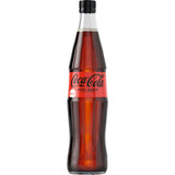 Eine Mehrwegflasche Coca-Cola Zero Sugar (20 x 0,5L), das beliebte zuckerfreie Erfrischungsgetränk der Marke Coca-Cola, mit rotem und schwarzem Label auf weißem Hintergrund.