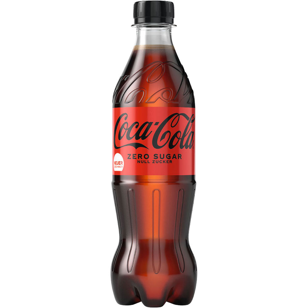 Eine Flasche Coca Cola Zero Sugar PET 0,5L der Marke Coca-Cola mit rotem Label und schwarzem Deckel steht aufrecht.