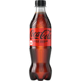 Eine Flasche Coca Cola Zero Sugar PET 0,5L der Marke Coca-Cola mit rotem Label und schwarzem Deckel steht aufrecht.