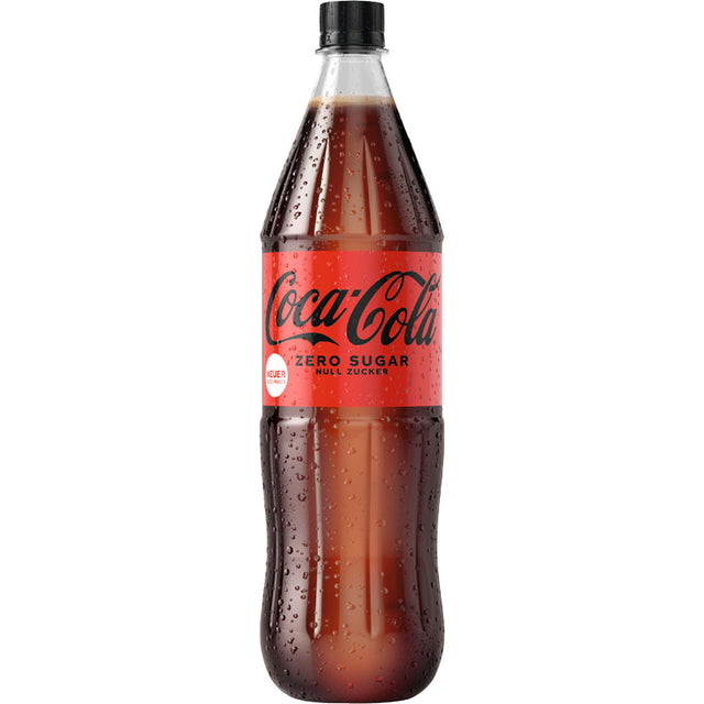 Eine 1-Liter-Mehrwegflasche Coca-Cola Zero Sugar von Coca-Cola, das erfrischende, zuckerfreie Erfrischungsgetränk mit Kondensation auf der Außenseite.