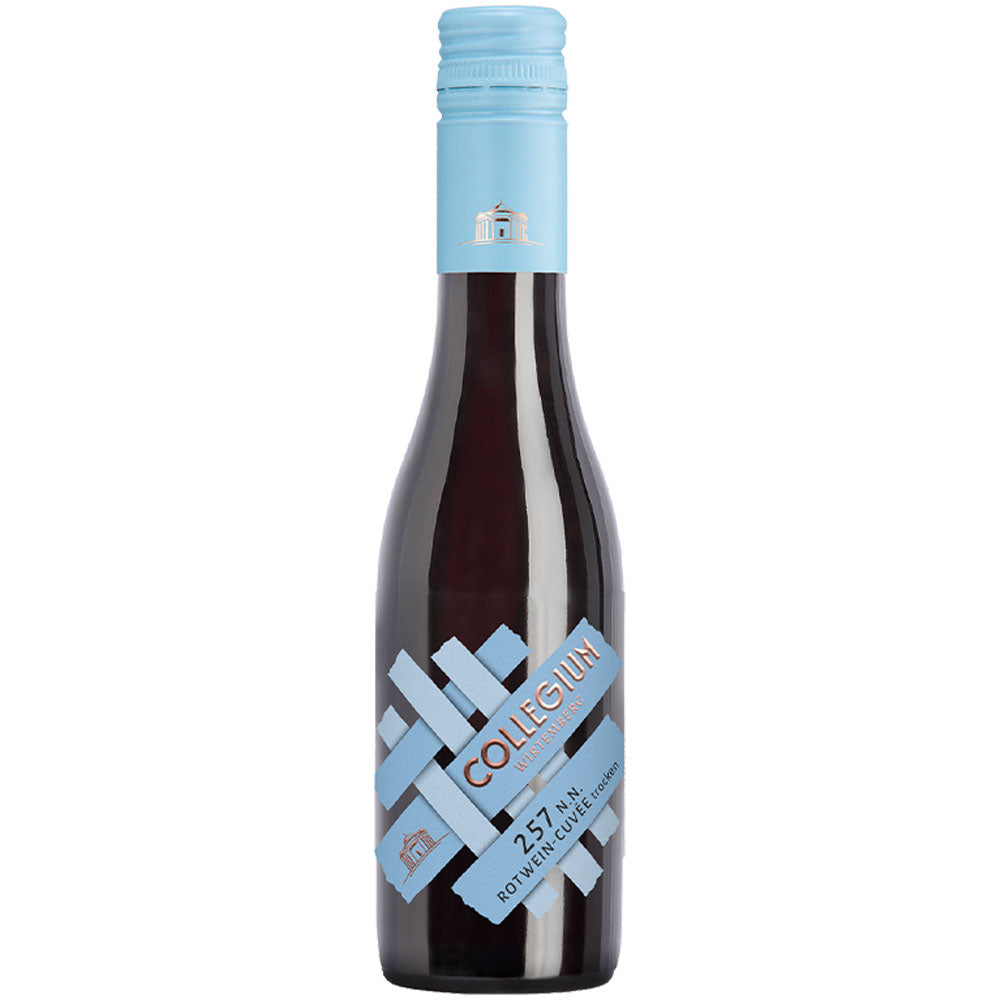 Eine 0,25-Liter-Flasche Collegium Wirtemberg 257 N.N. Rotwein-Cuvée trocken 2024 unterstreicht mit ihrem blauen Verschluss und dem geometrischen Etikettendesign die württembergische Rotwein-Kunst der Marke.