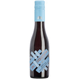 Eine 0,25-Liter-Flasche Collegium Wirtemberg 257 N.N. Rotwein-Cuvée trocken 2024 unterstreicht mit ihrem blauen Verschluss und dem geometrischen Etikettendesign die württembergische Rotwein-Kunst der Marke.