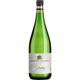Eine grüne Flasche Collegium Wirtemberg Riesling feinherb 1L (MEHRWEG) von Collegium Wirtemberg, mit einem weiß-goldenen Etikett auf weißem Hintergrund. Verkauft in einem 12er-Pack.