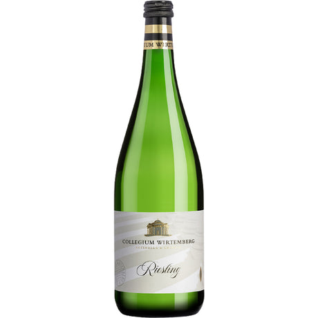 Eine grüne Flasche Collegium Wirtemberg Riesling feinherb 1L (MEHRWEG) von Collegium Wirtemberg, mit einem weiß-goldenen Etikett auf weißem Hintergrund. Verkauft in einem 12er-Pack.