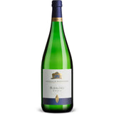 Eine grüne Flasche Collegium Wirtemberg Riesling Beisser trocken 1L (Mehrweg) aus Deutschland hat ein blau-goldenes Etikett.