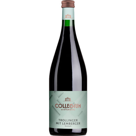 Eine 1-Liter-Flasche Collegium Wirtemberg Trollinger mit Lemberger (MEHRWEG), ein württembergischer Rotwein, mit grün-weißem Etikett, erhältlich in einer 12er-Packung.
