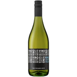 Eine grüne Weinflasche mit einem schwarzen Etikett, auf dem in weißer und blauer Schrift „Nino Grande Vino Secco Bianco Frizzante“ steht, präsentiert einen eleganten italienischen Perlwein der Marke Nino Grande, der nach der Charmat-Methode hergestellt wurde.