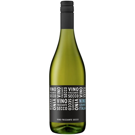 Eine grüne Weinflasche mit einem schwarzen Etikett, auf dem in weißer und blauer Schrift „Nino Grande Vino Secco Bianco Frizzante“ steht, präsentiert einen eleganten italienischen Perlwein der Marke Nino Grande, der nach der Charmat-Methode hergestellt wurde.