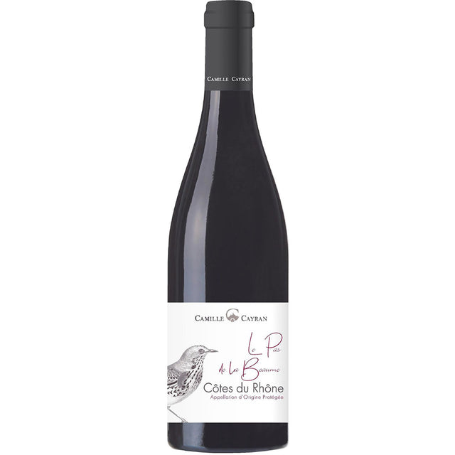 Eine Flasche Camille Cayran Côtes du Rhône Le Pas de la Beaume AOC 2023 mit weißem Etikett, auf dem ein Vogel abgebildet ist, der den Charakter der Grenache-Cuvée unterstreicht.
