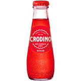 Eine Klarglasflasche Crodino Rosso Aperitivo alkoholfrei 6x 0,098 Liter von Crodino, ein leuchtend roter alkoholfreier italienischer Aperitif mit einem auffälligen roten Getränk und Etikett.
