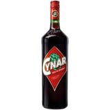 Eine 0,7-Liter-Flasche Cynar 16,5% von Cynar, einem italienischen Amaro mit einem roten und grünen Etikett auf weißem Hintergrund.