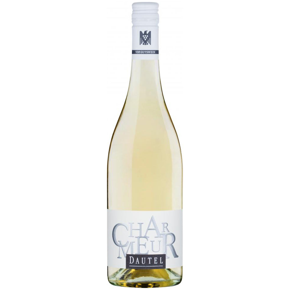 Eine Flasche „Dautel Charmeur trocken 2025“ mit einem weiß-silbernen Etikett ist vor einem schlichten Hintergrund abgebildet, wodurch die edle Qualität dieses deutschen Weißweins vom Weingut Dautel besonders zur Geltung kommt.